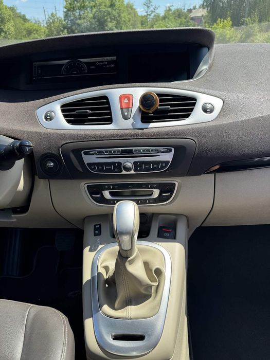 Автомобиль Рено Grand Scenic