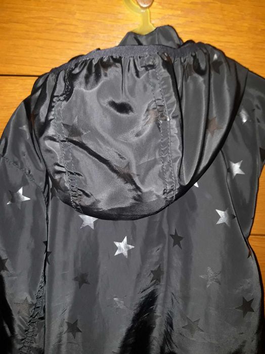 Corta vento preto com estrelas 11/12 H&M