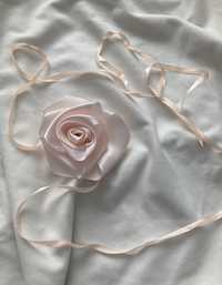 Троянда на шию ніжного кольору(прикраса)
