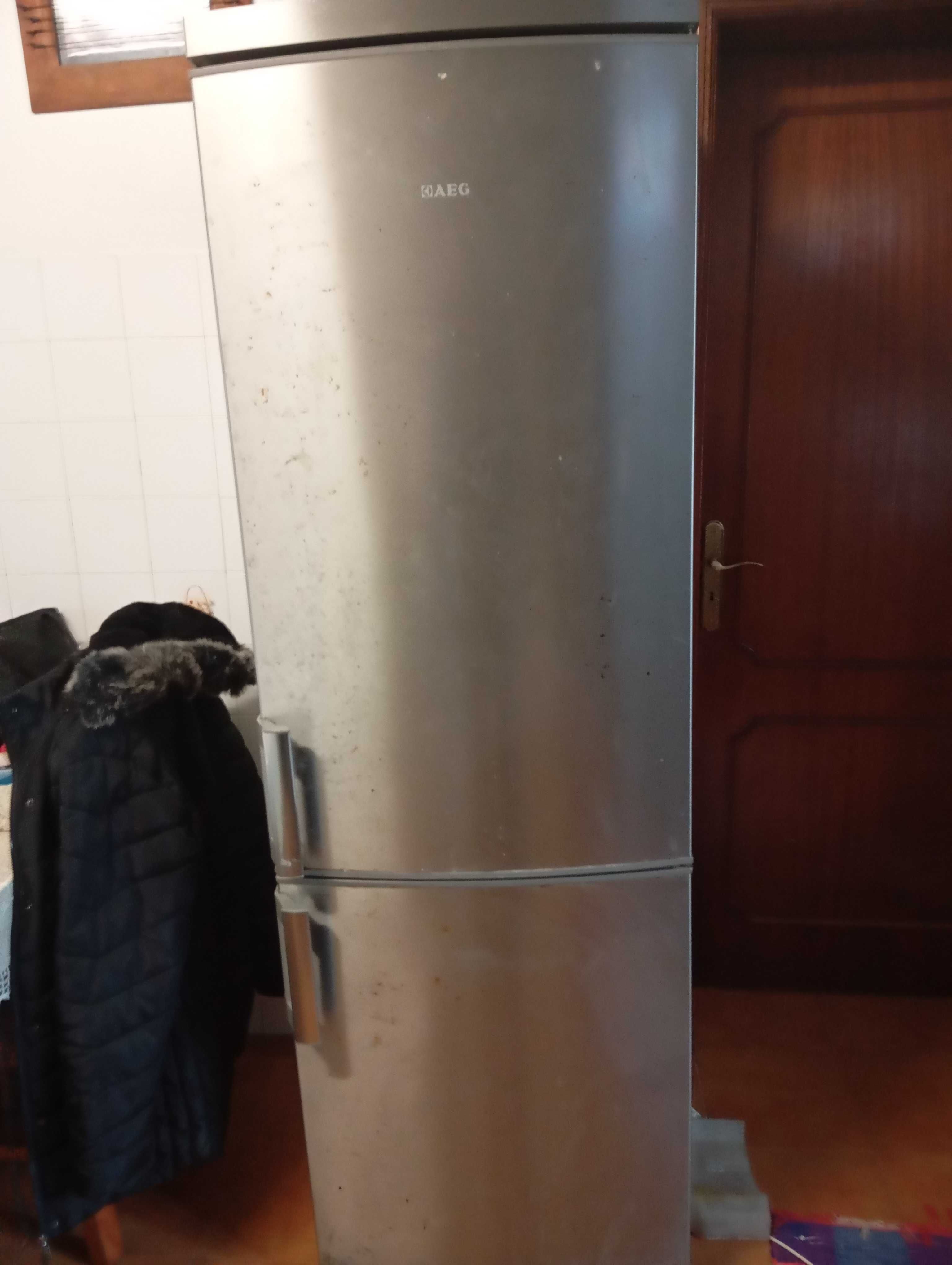 Frigorífico AEG avariado para peças