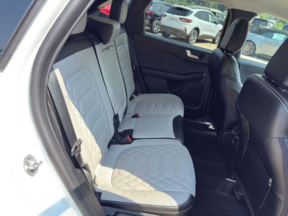 Ford Escape Hybrid      2023