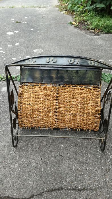 Gazetnik, stojak na gazety,gazeciarka