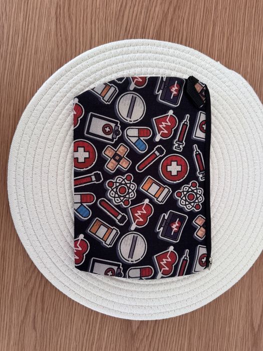 Kosmetyczka materiałowa na zamek