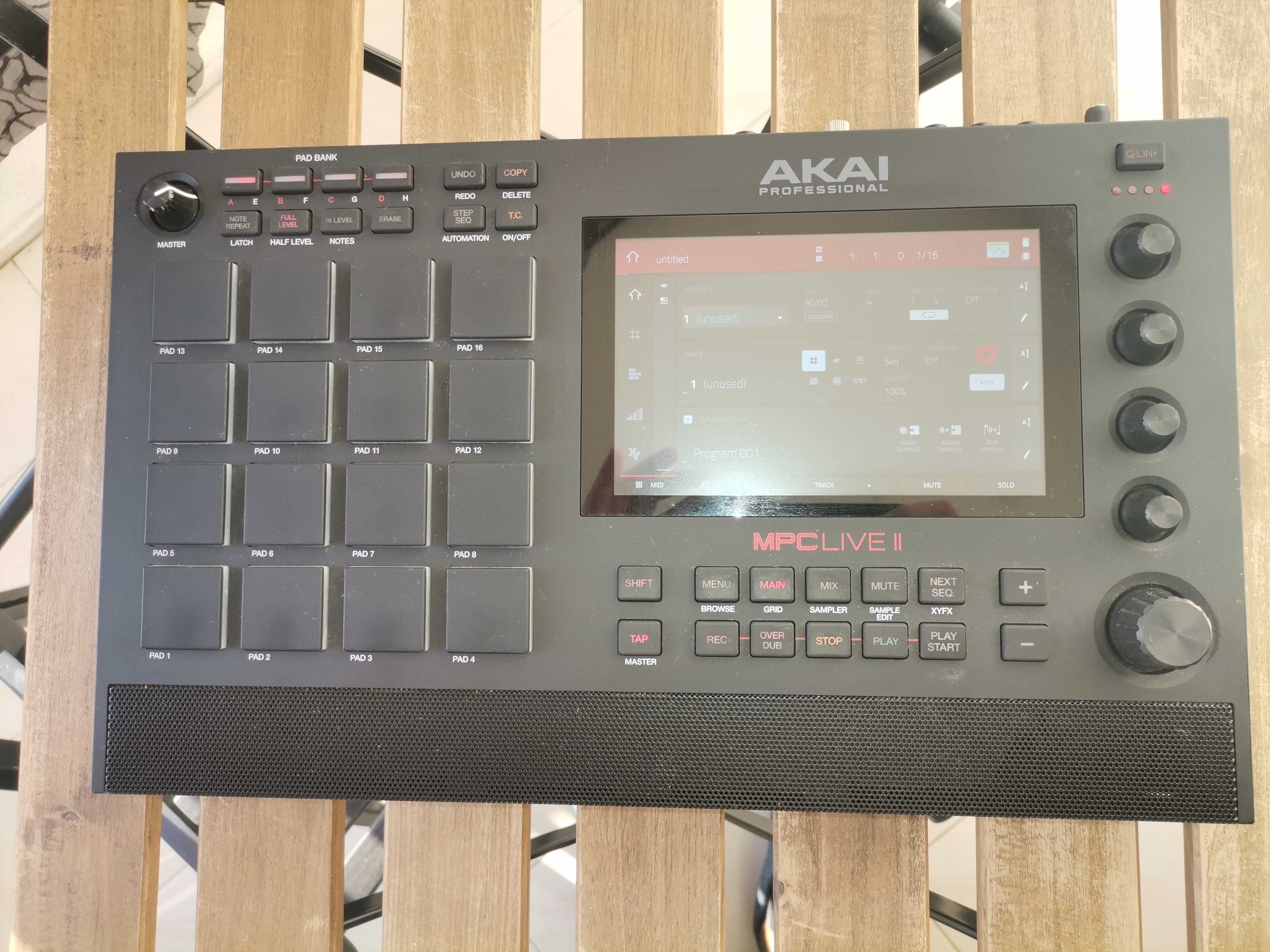 AKAI MPC Live 2 - Pouca Utilização