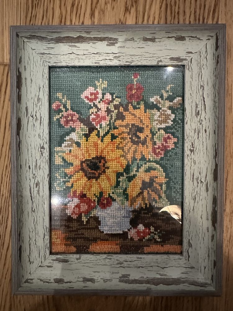 Makatka w ramce kwiaty, wyszyta krzyżykiem, handmade