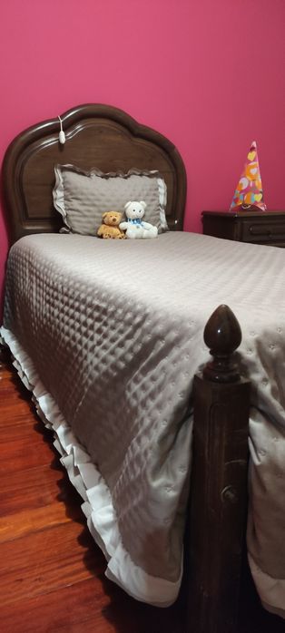 Cama solteiro com colchão + mesinha de cabeceira e escrivaninha