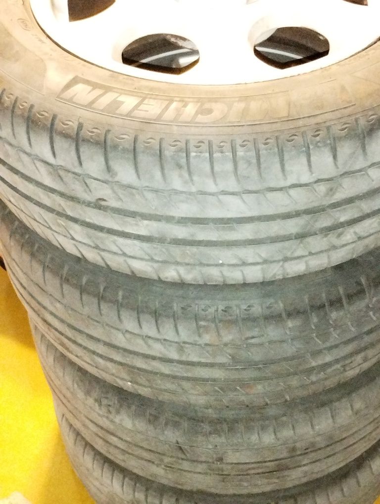 Pneus Michelin 225/55/R16 i jantes . Audi