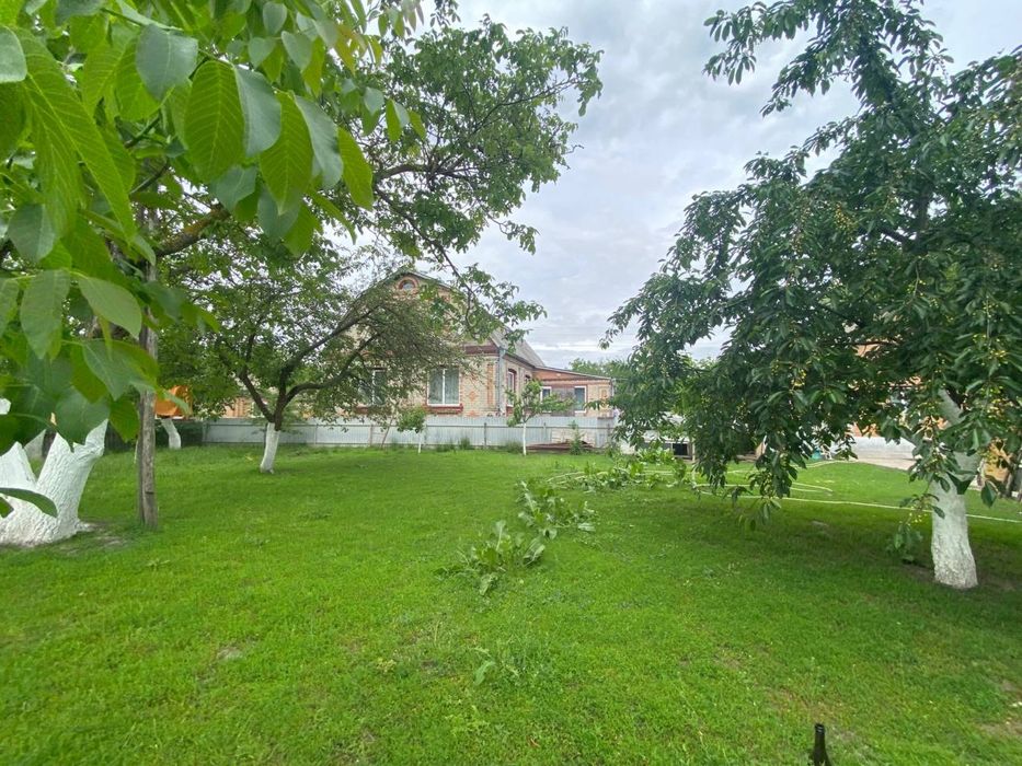 Продам будинок з великою земельною ділянкою