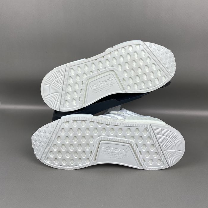 Білі кросівки Adidas NMD_R1  Originals H02334 Оригінал для залу в бігу