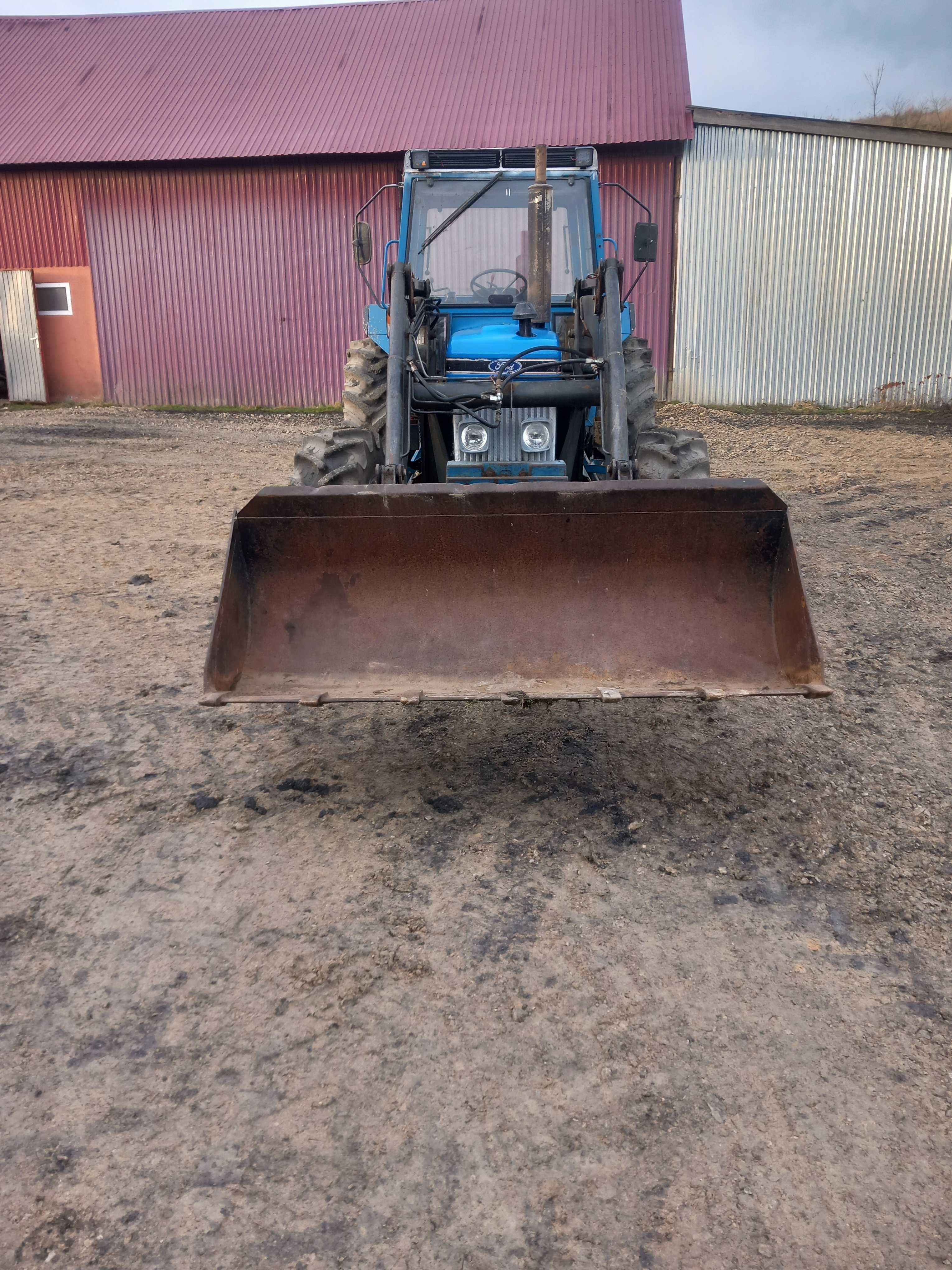 New Holland forda 5610 rozrzutnik 8 tonowy