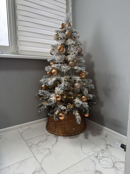 Лита ялинка 1,6, засніжена, з прикрасами та гірляндою