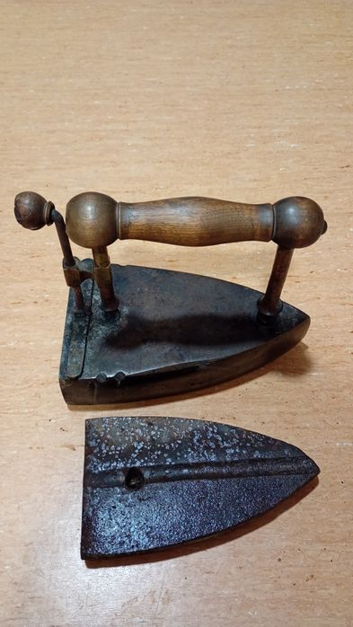 Zabytkowe brązowe żelazko+2 duszę.