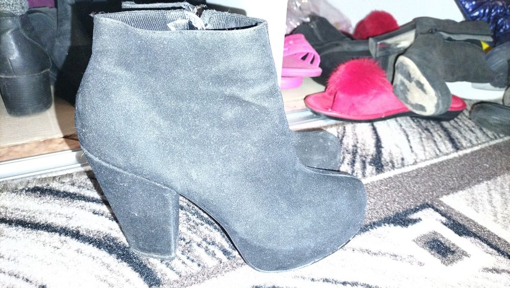 Взуття на продаж