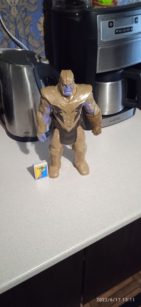 Велика фігурка Танос
