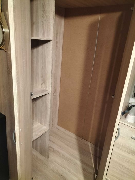 Szafa narożna  na ubrania wiszące i z półkami