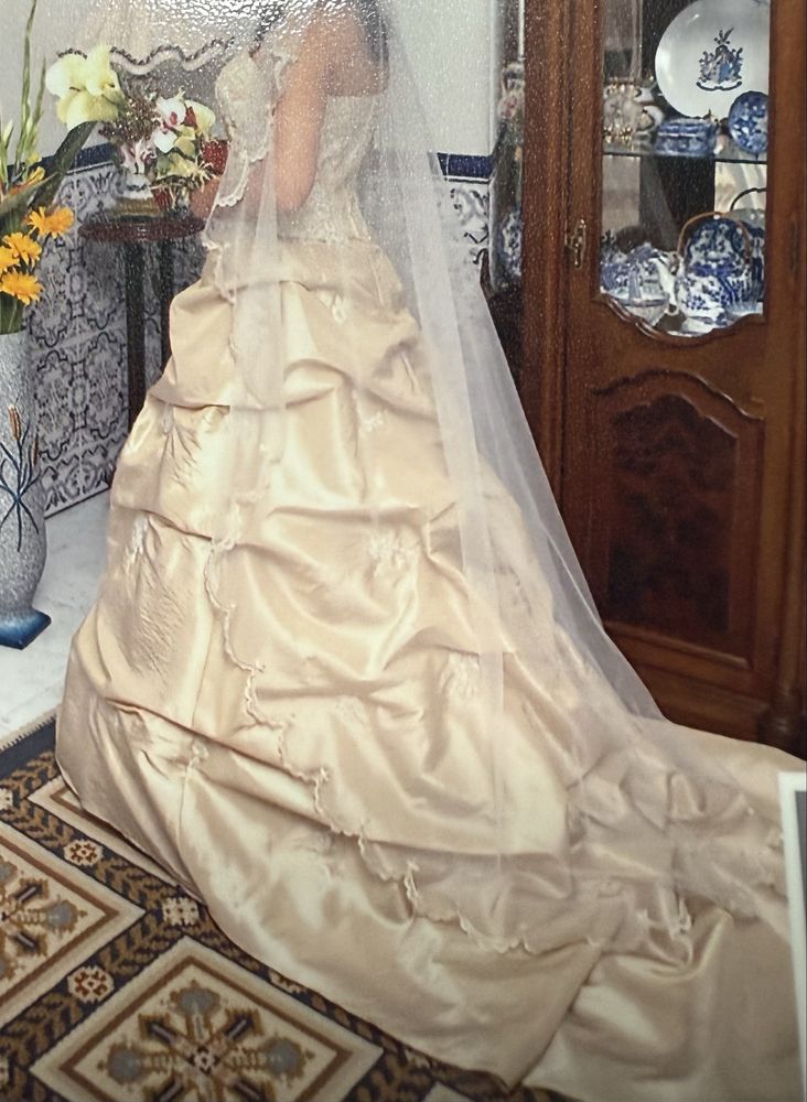 Vestido de noiva dourado suave