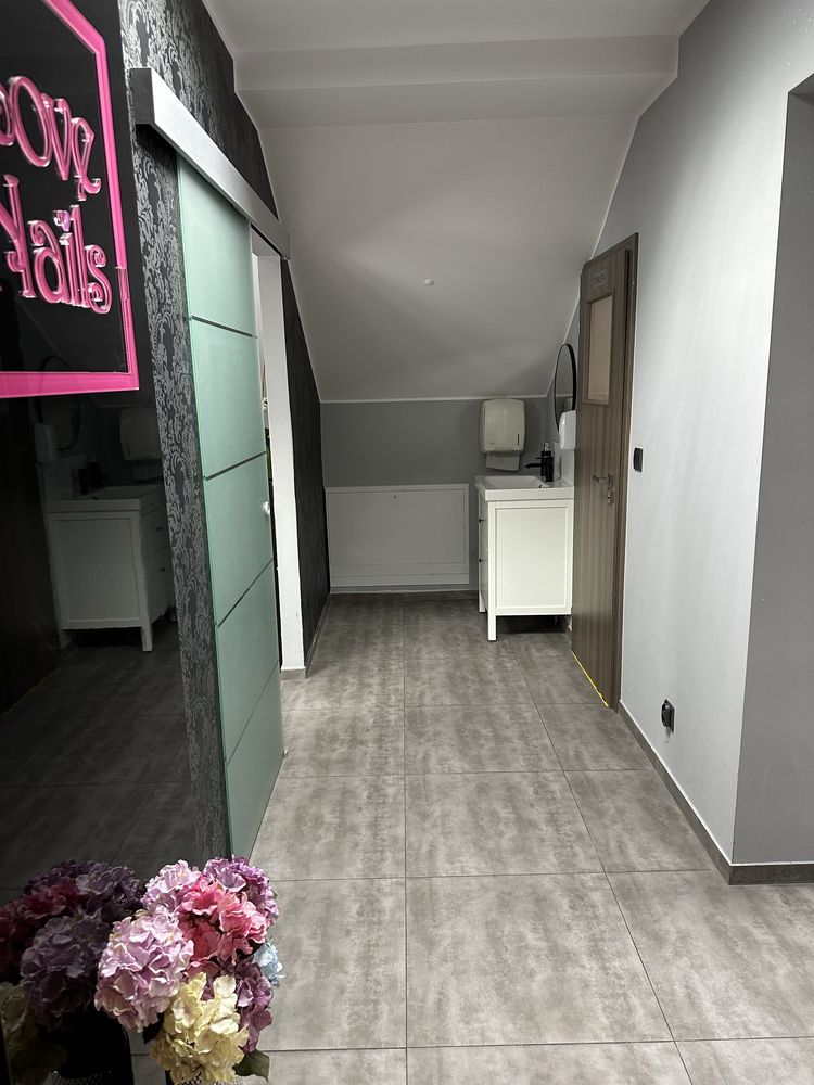Pomieszczenie w salonie stylizacji paznokci do wynajecia
