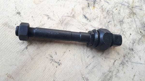 Шпилька маточини футоркою та гайкою Краз.