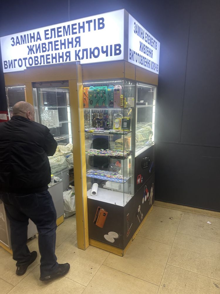 Торговий островок , прилавки , вітрини
