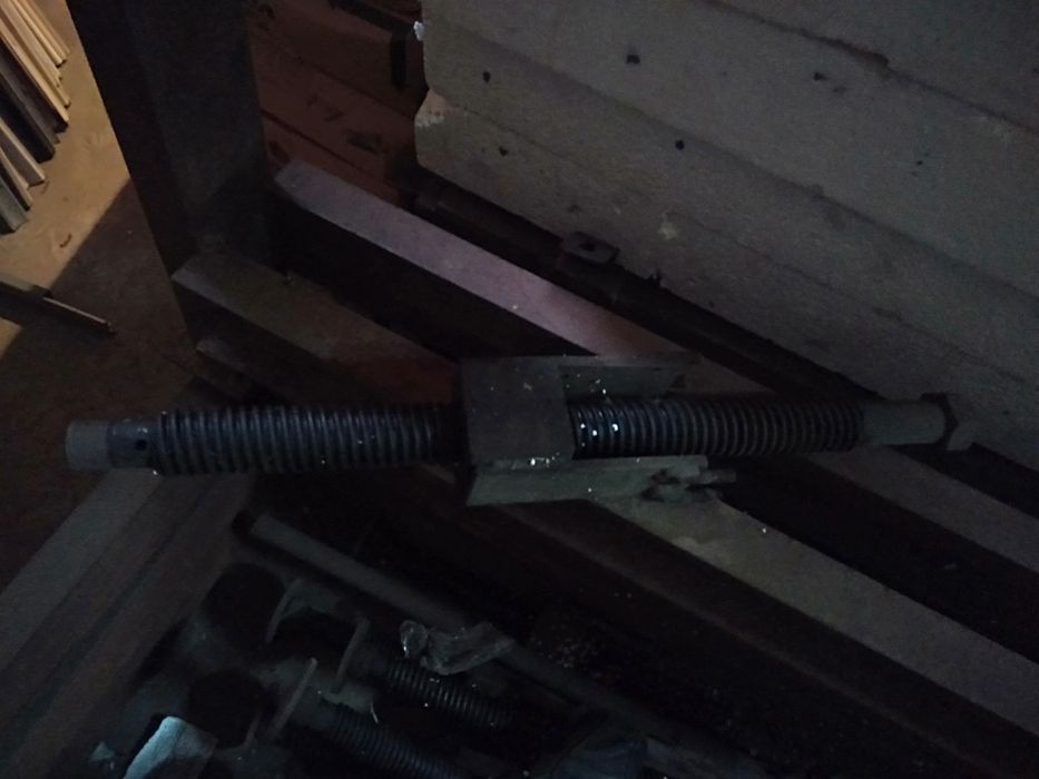 Prasa srubowa do forniru