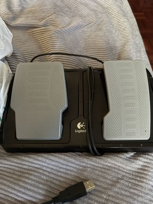 Volante Logitech c Pedais