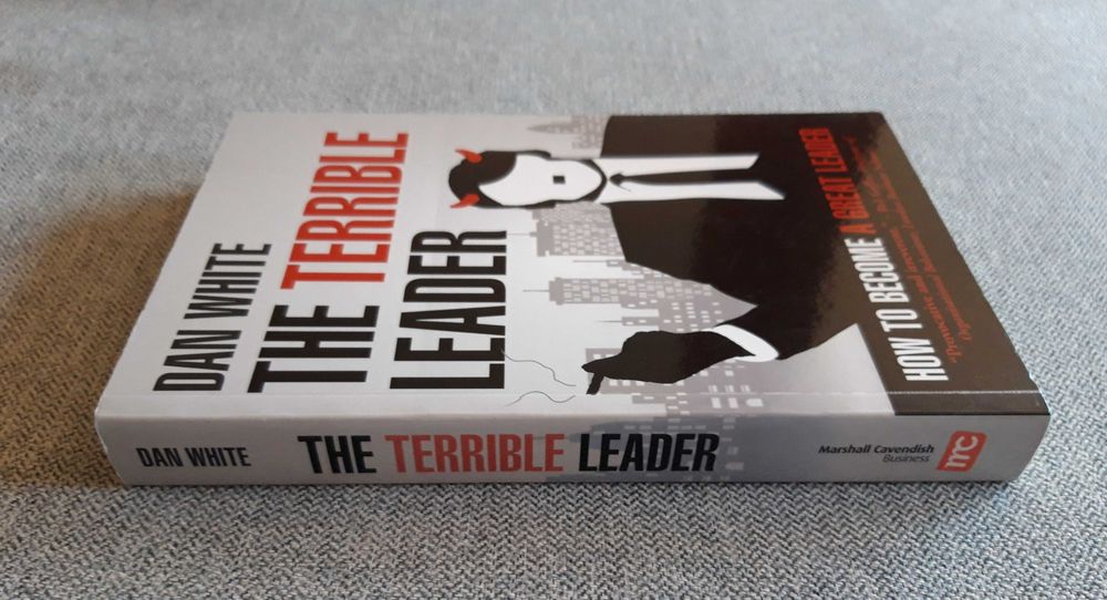 Livro "The Terrible Leader" de Dan White - NOVO