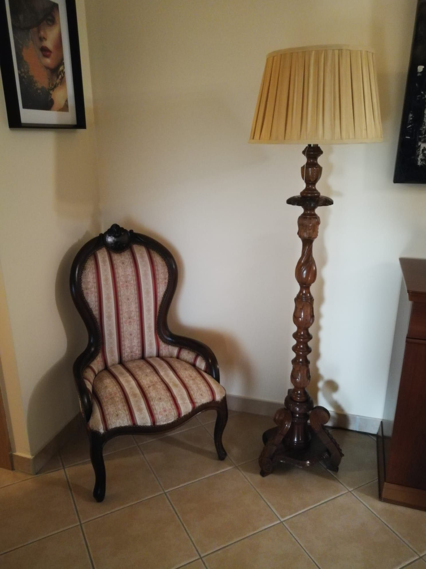 Cadeira e candeeiro de pé