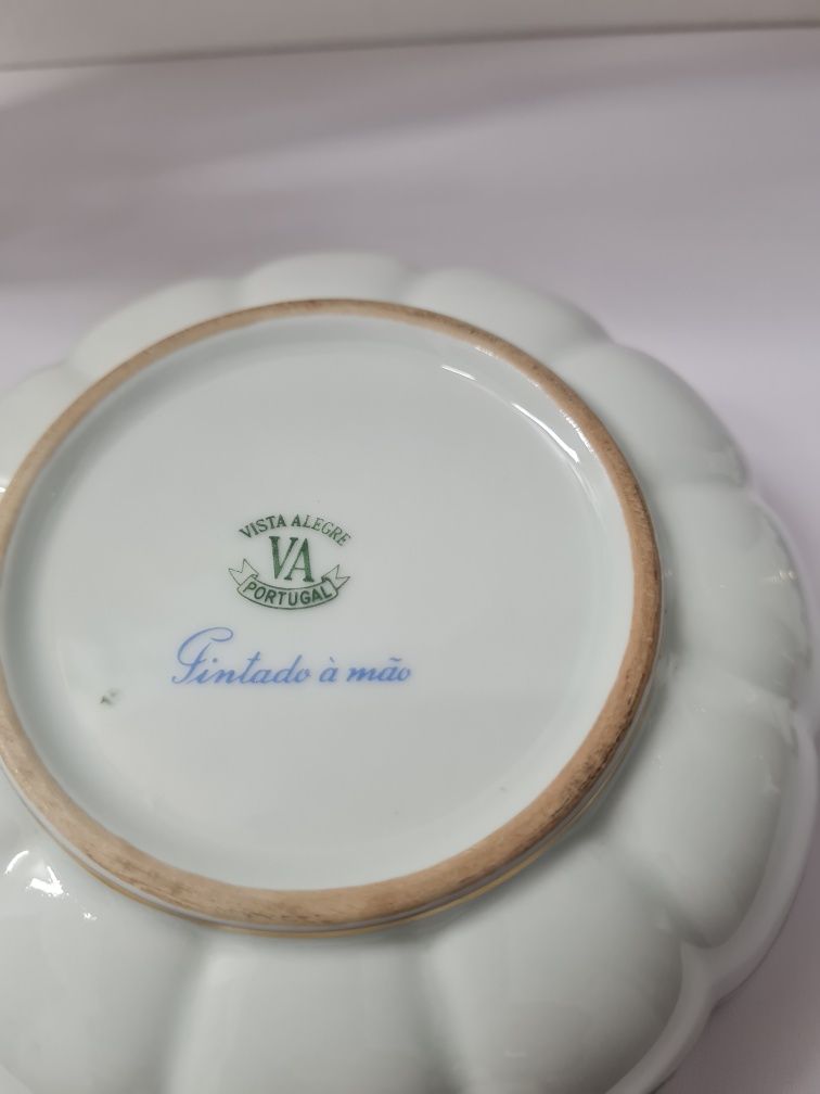 Peça antiga decorativa floreira em porcelana