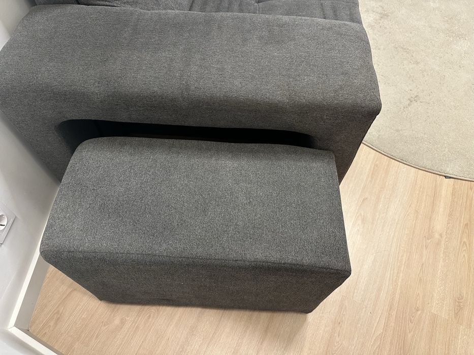 Sofá com chaise longue direita e puff