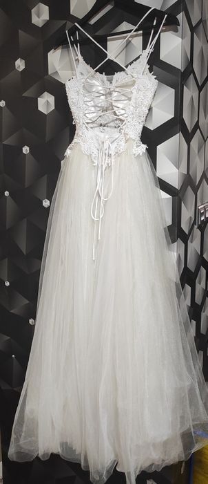 Suknia ślubna wiązana z tyłu