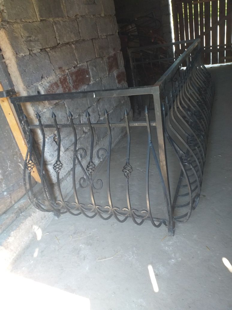 Balkon metalowy czarny.