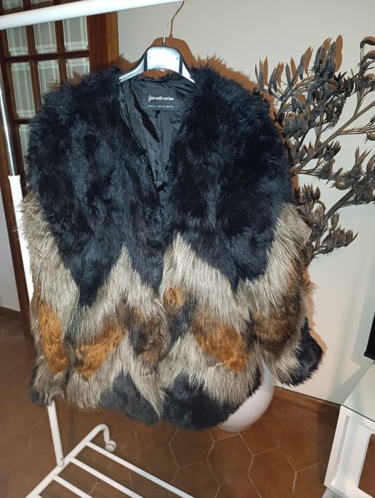 Colcha dupla face com duas almofadas cheias e um lençol de elástico