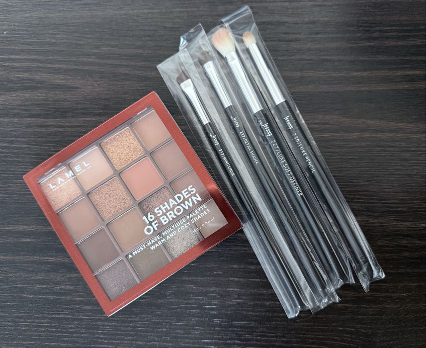 Набір для макіяжу очей: палітра тіней + кисті