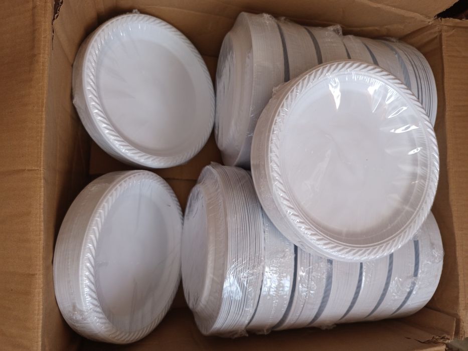 Посуд. Одноразові пластикові тарілки в упаковці