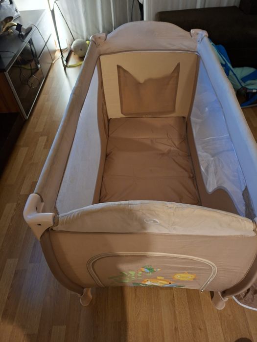 Cama de viagem como nova