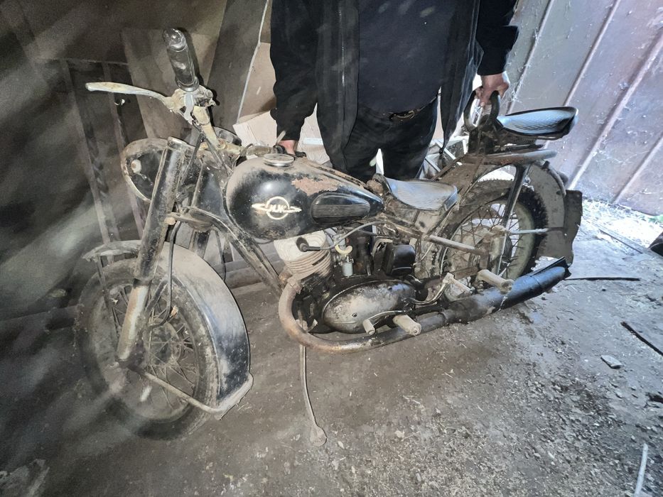 Мотоцикл ИЖ49 на ходу. Сел и поехал