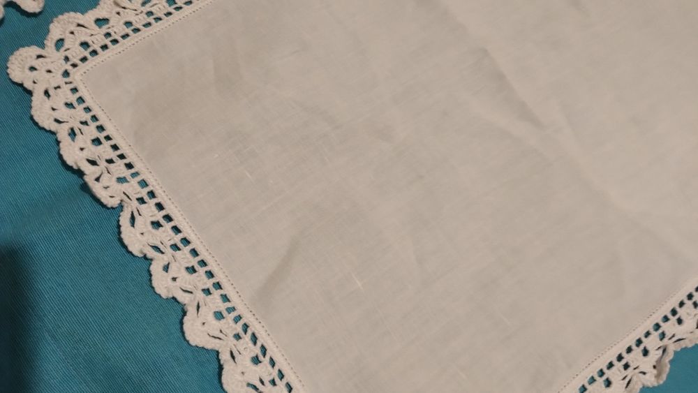 2 Bonitos naperons de linho com pico de renda