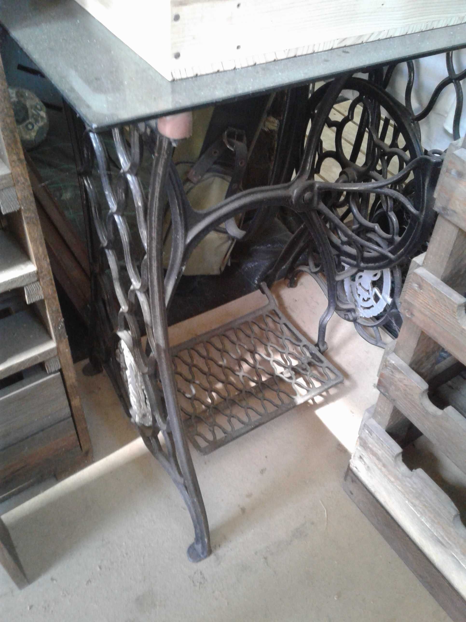 Mesa com pe de maquina antiga