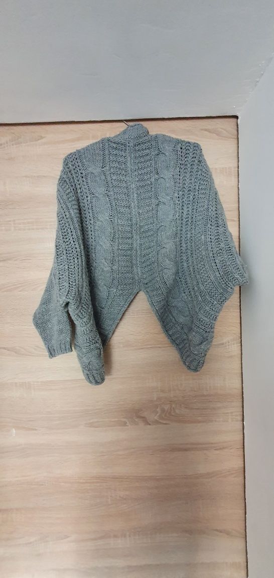 Sweter o grubym splocie