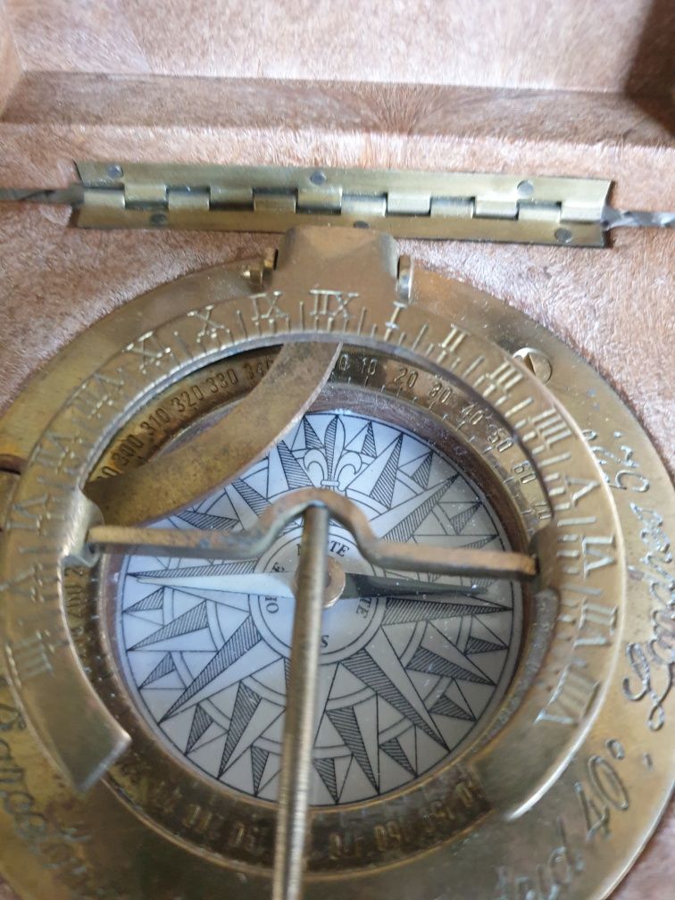Stary kompas z zegarem.