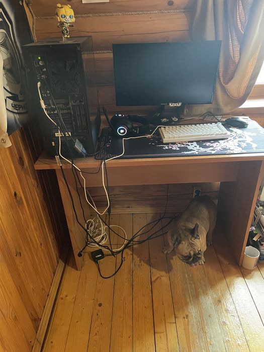 Продам письмовий стіл в гарному стані