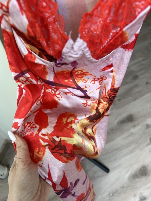 Розкішня сатинова сукня в максі довжині