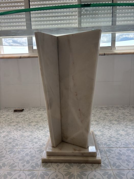 Mesa vidro com pe de marmore