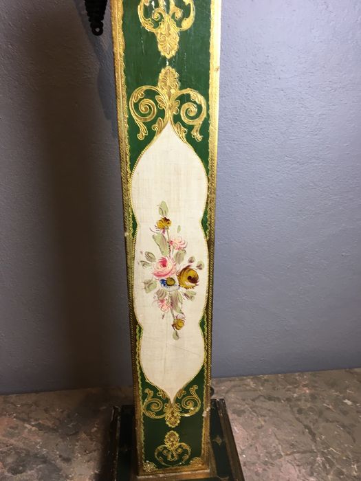 Telefone antigo em coluna pintado em talha dourada