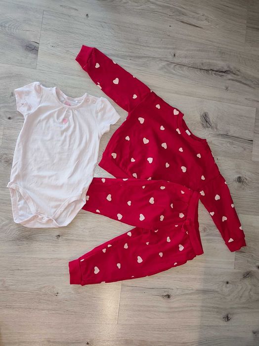 Komplet w serduszka+ body Smyk rozm. 86, 92