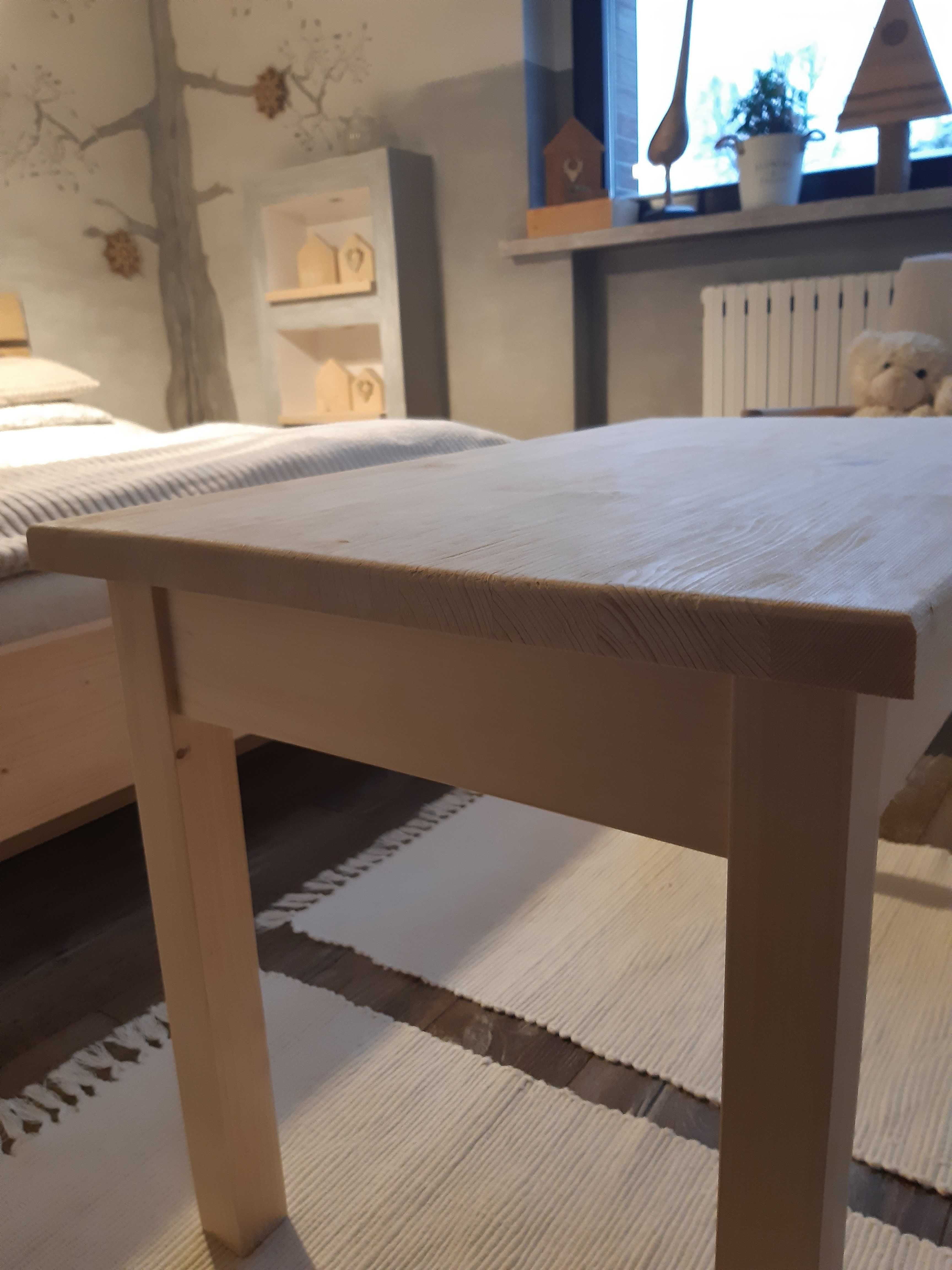 Drewniany nowy stół lub stolik kawowy