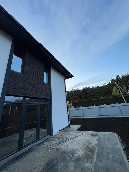 Продаж будинку  у передмісті Столиці, 10 хвилин їзди!