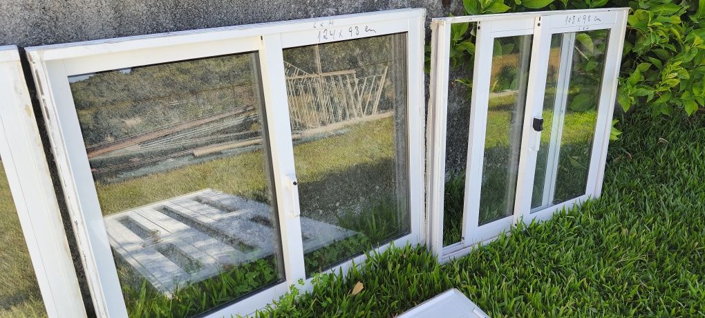 Portas e janelas em alumínio branco