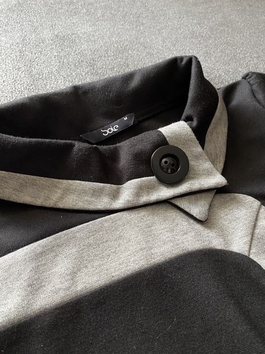 Чорно-сіре.