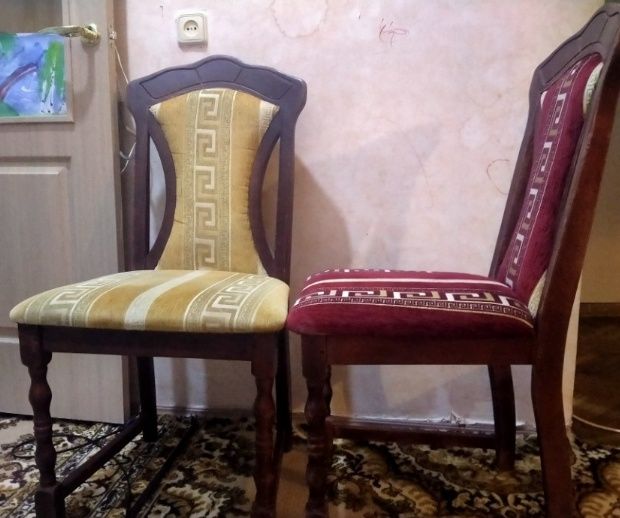 Стільці з червоного дерева